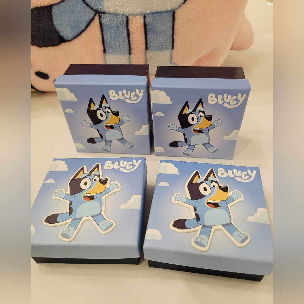 Bluey Plush Throw Blanket With Four Jewelry Sets - Picture 6 of 6